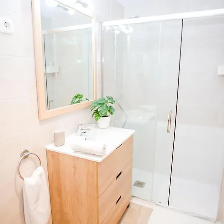 Es Freus Modern In Quiet Area يوريت دي مار